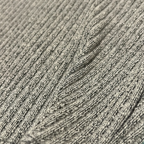 A gray cropped top shirt - Picture 2 of 4